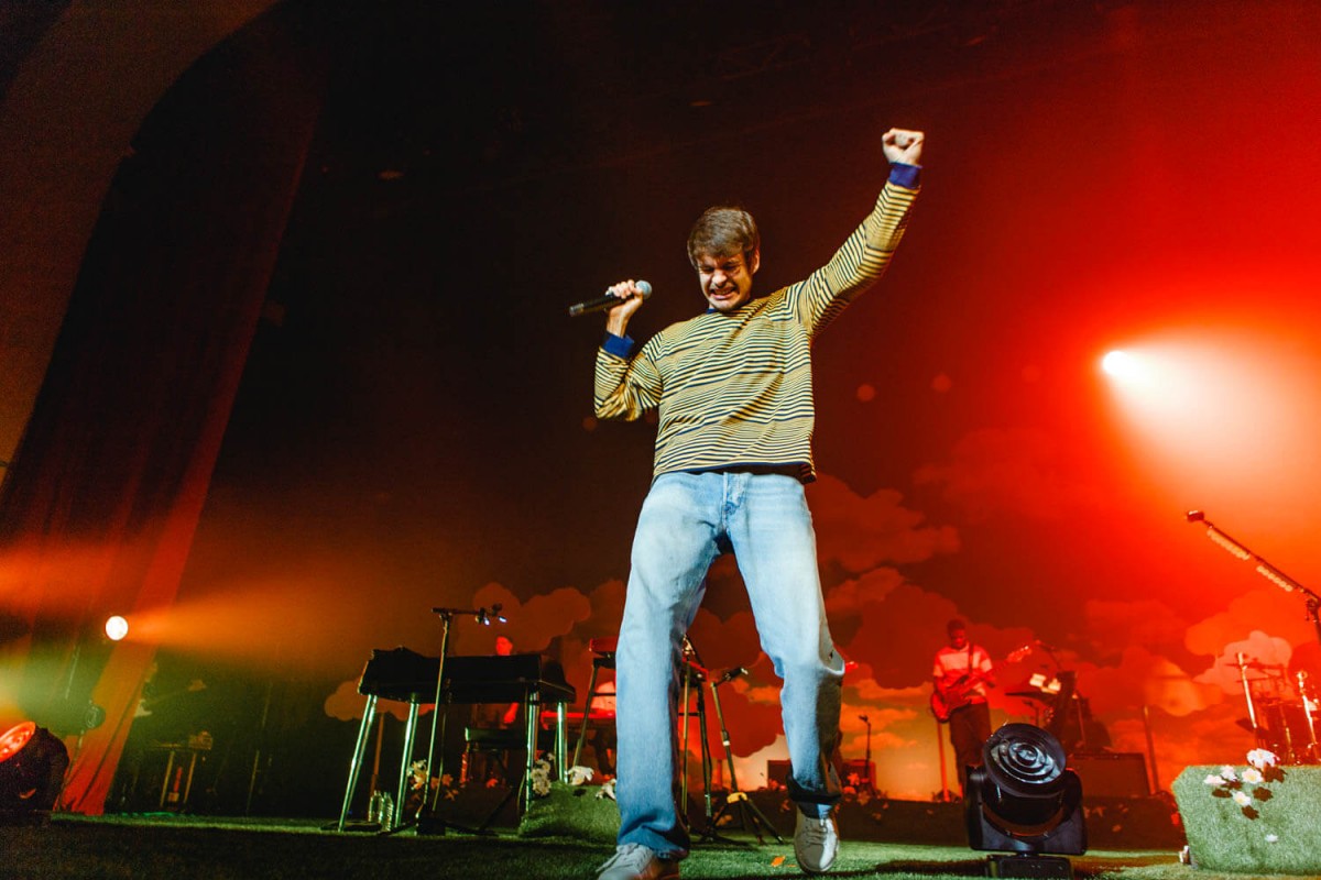 Rex Orange County di atas panggung dalam salah satu penampilan konsernya